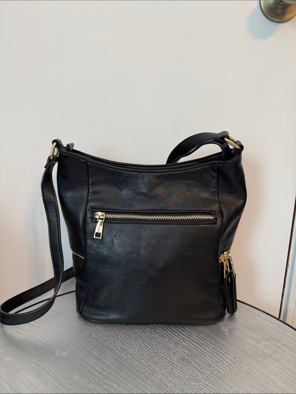 Classic Black Leather Shoulder Bag with Front Zip - Unbranded